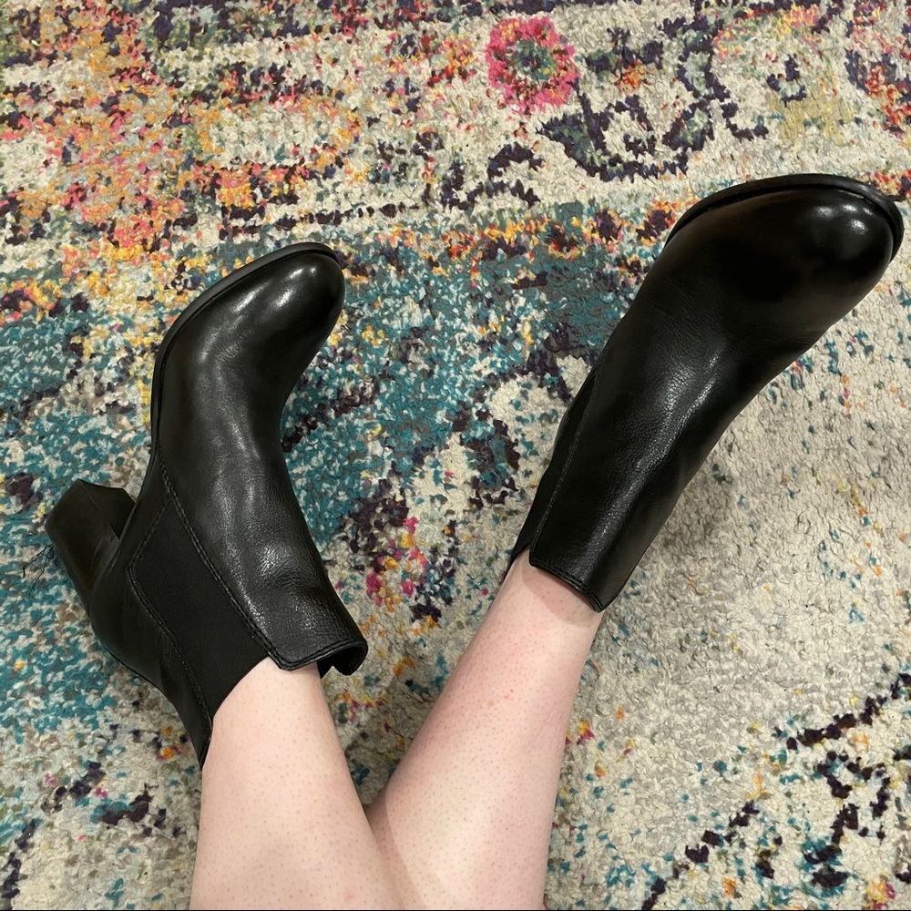 Leather Bootie w Chunk Heel - Picture 2 of 8